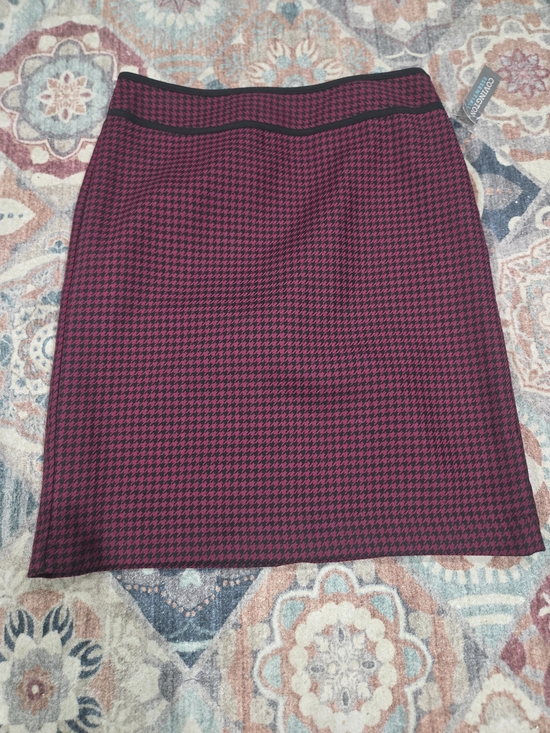 Covington Dresses & Skirts - Covington Essentials Black & Burgundy Houndstooth Pencil Skirt